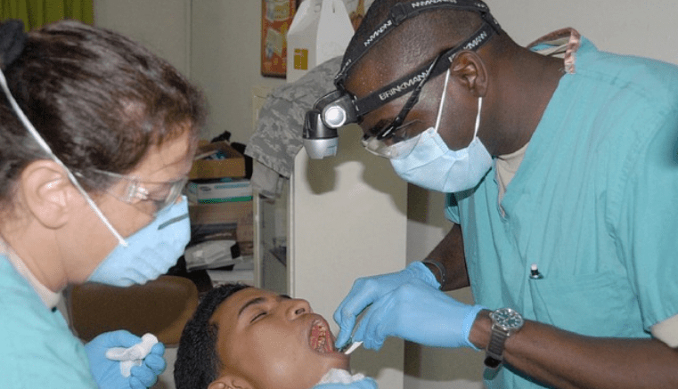 Campaña de Cáncer oral en más de 1500 clínicas promovió realizar revisiones dentales gratuitas