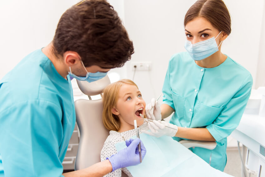 Dentistas para niños recomiendan la primera visita al año de edad
