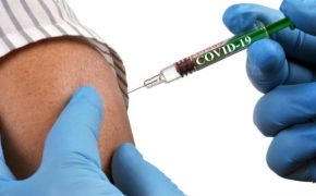 Dentistas se ofrecen a vacunar contra COVID-19