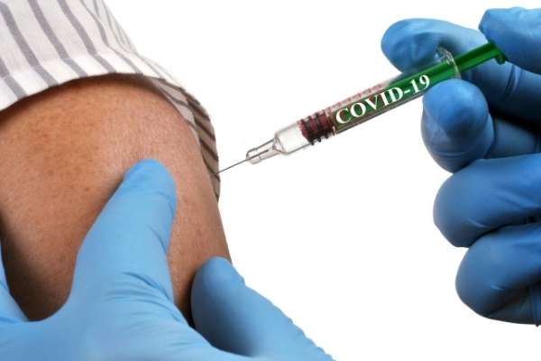 Dentistas se ofrecen a vacunar contra COVID-19